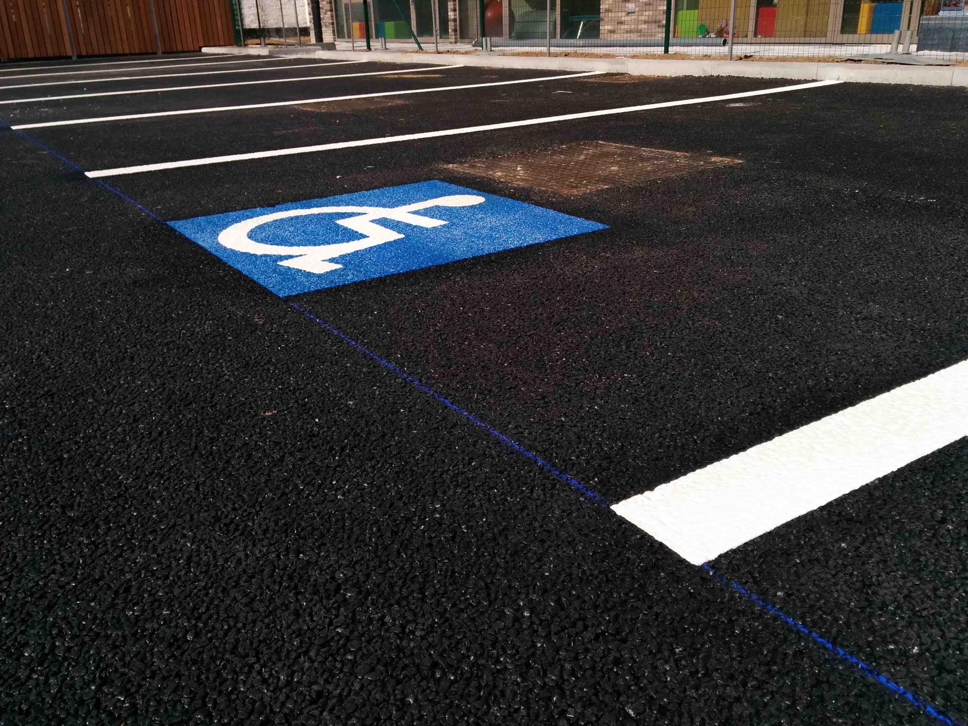 Ondergrondse parking met gekleurde routebelijning