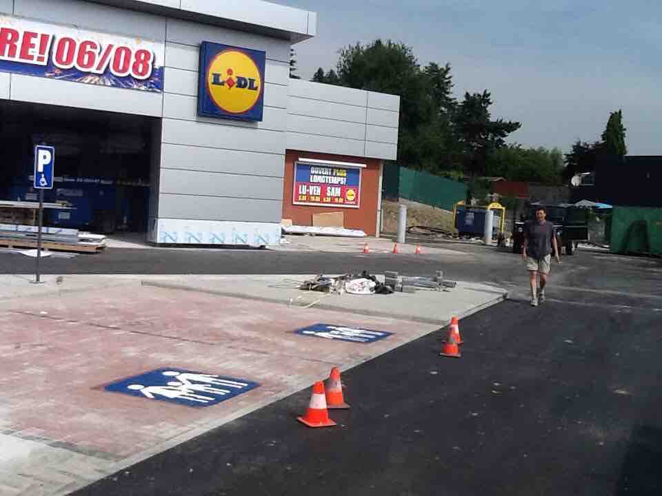 Kleurrijke retail-parking met gemarkeerde voorbehouden plaatsen