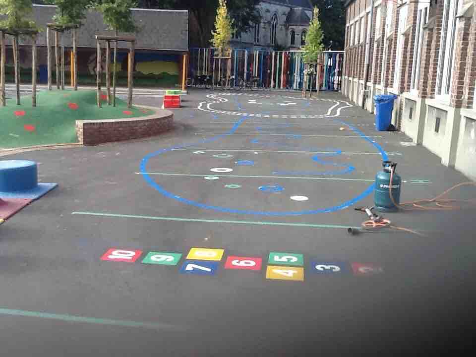 Gekleurde routebelijning — vergelijkbare kleurintensiteit als speelplaatsmarkering